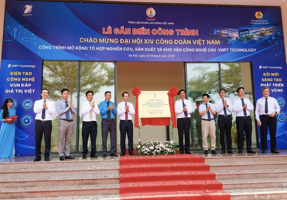 GẮN BIỂN CÔNG TRÌNH CHÀO MỪNG ĐẠI HỘI XIV CÔNG ĐOÀN VIỆT NAM TẠI VNPT TECHNOLOGY